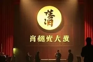 热门影视首屏主推画面，夜色中的城市影院外景