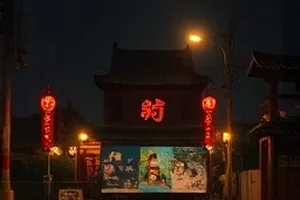 《旧城拾光》封面，老街区斑驳的砖墙