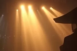 《春深不知处》封面，老照相馆橱窗里的全家福